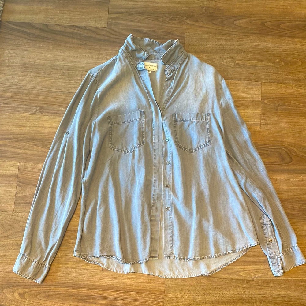 Cotton on Women’s Size medium button down shirt in Gray